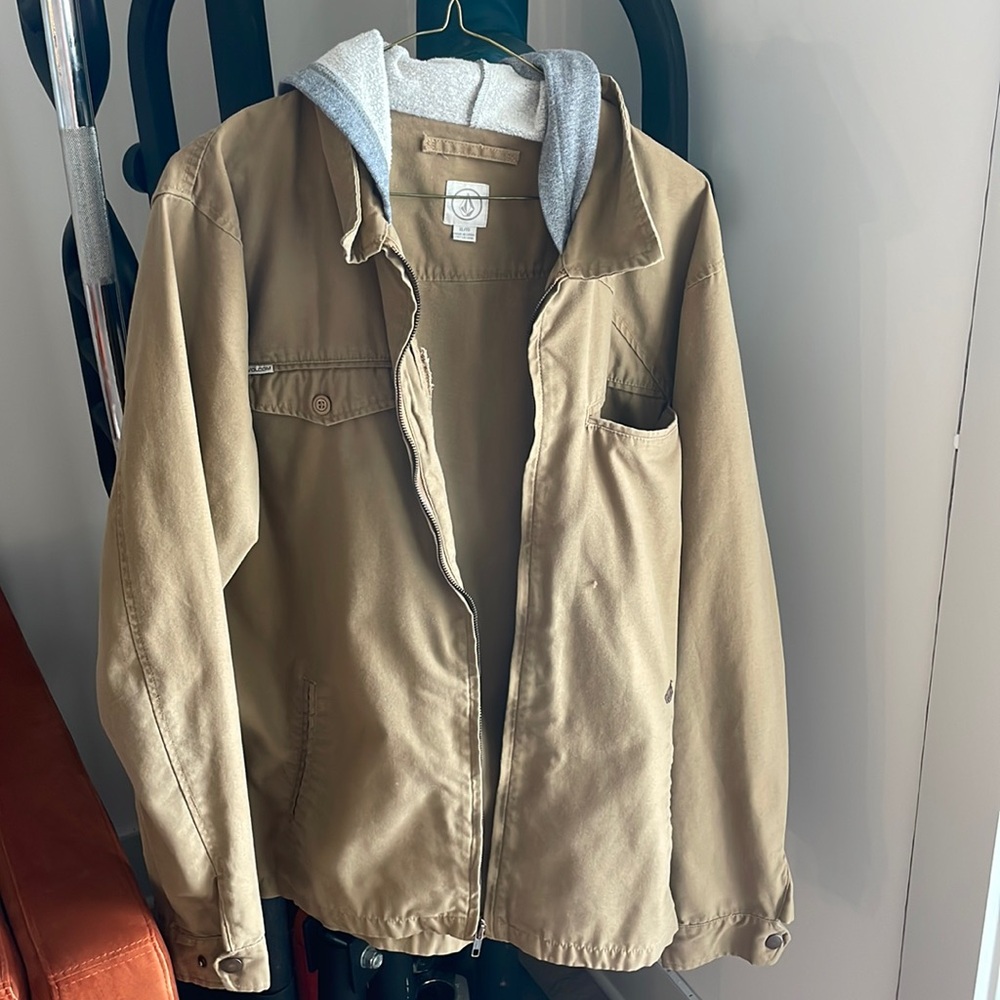 Great light weight fall Volcom jacket in XL